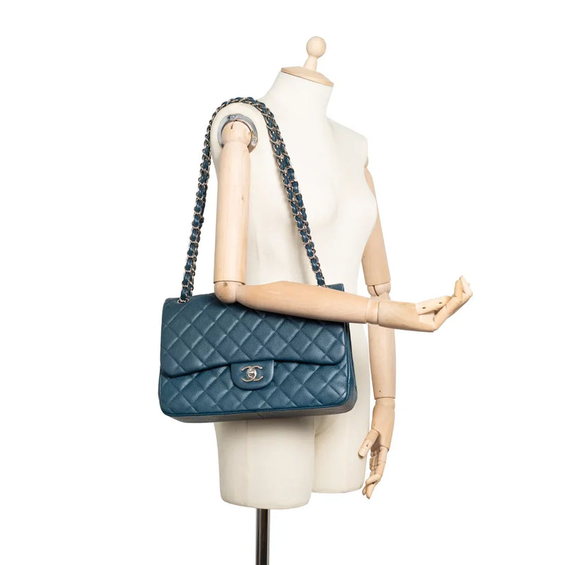 sac de seconde main timeless chanel  en cuir bleu porté 1