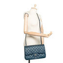 sac de seconde main timeless chanel  en cuir bleu porté 2