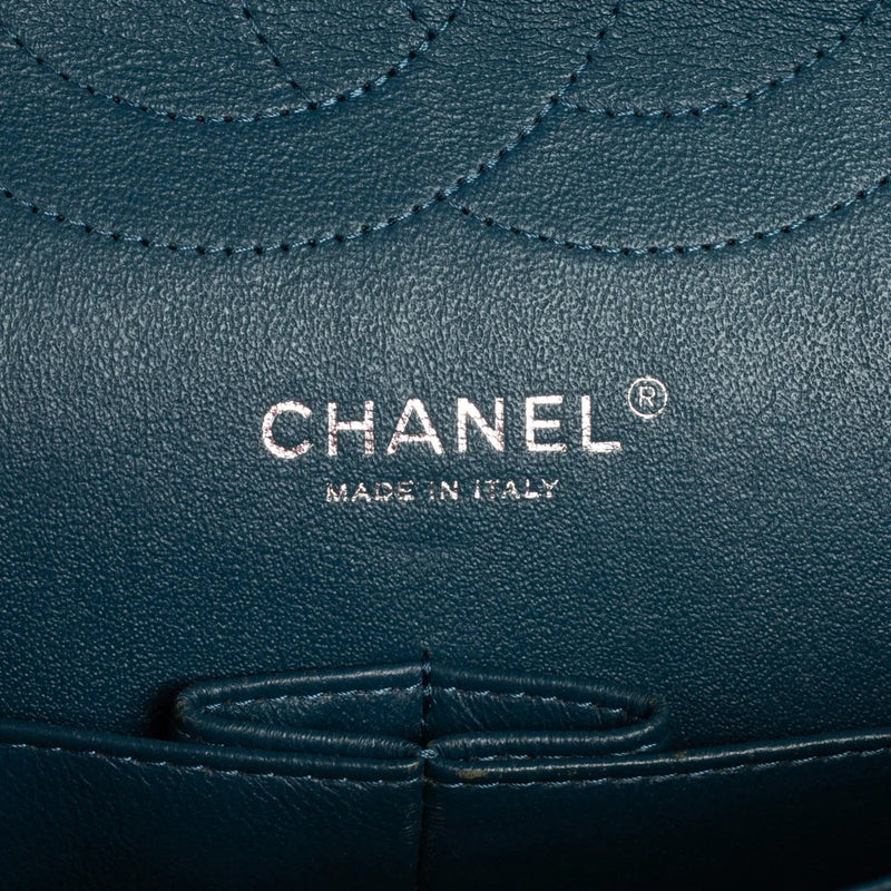 sac de seconde main timeless chanel  en cuir bleu label