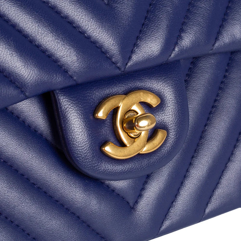 sac de seconde main timeless chanel  en cuir violet défaut 1