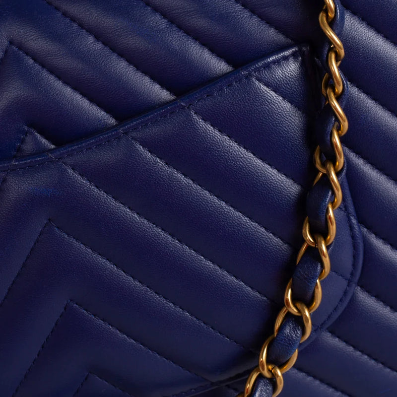 sac de seconde main timeless chanel  en cuir violet défaut 2