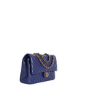 sac de seconde main timeless chanel  en cuir violet côté