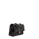 sac de seconde main timeless chanel  en cuir verni noir  côté