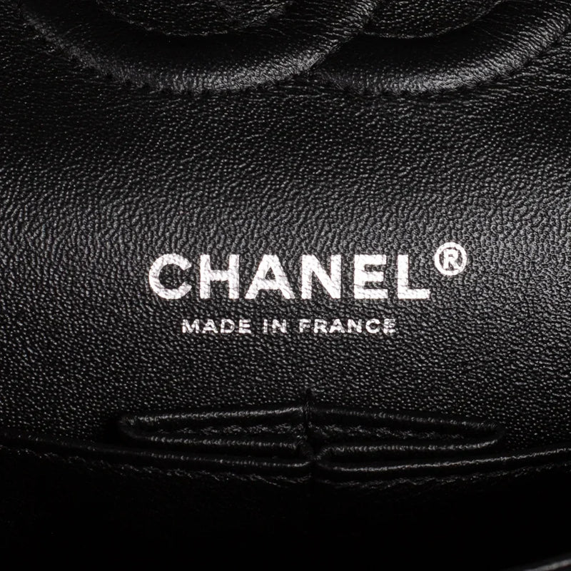 sac de seconde main timeless chanel  en cuir verni noir  label