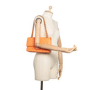 sac de seconde main timeless chanel  en cuir orange  porté 1