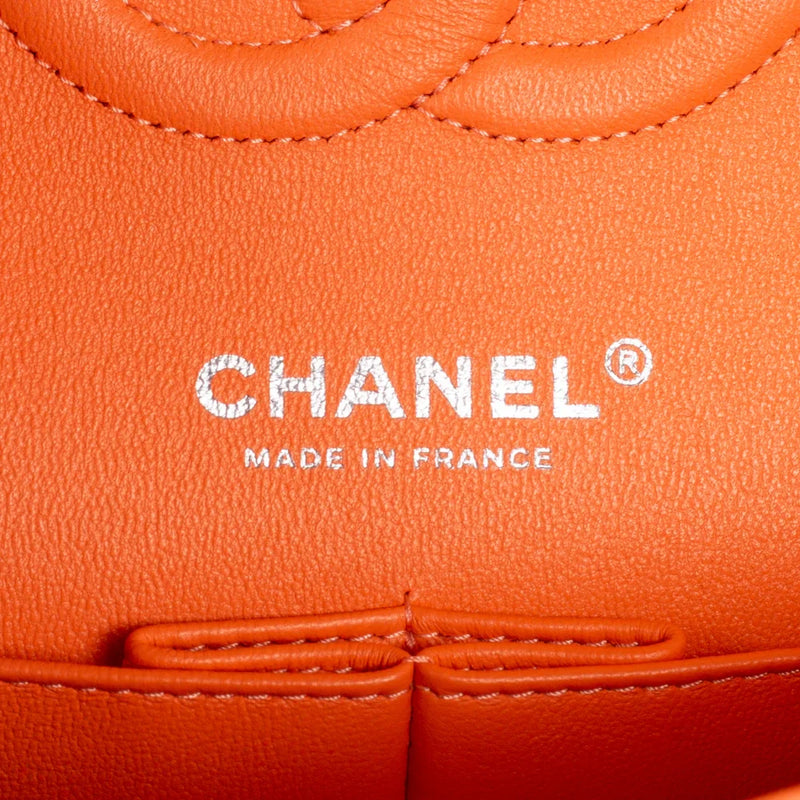 sac de seconde main timeless chanel  en cuir orange  label