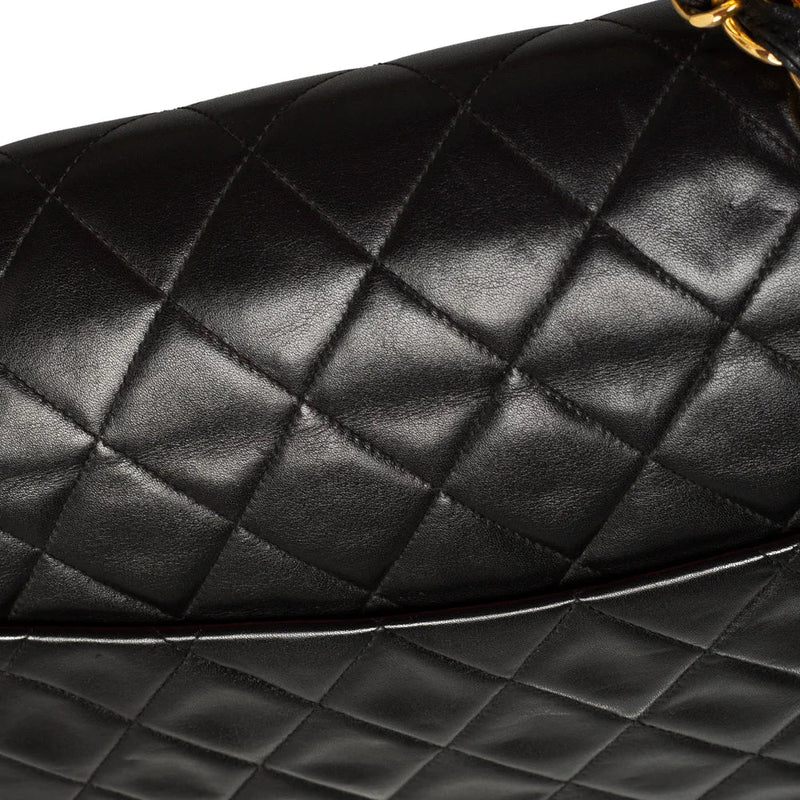 sac de seconde main timeless chanel  en cuir noir défaut 1