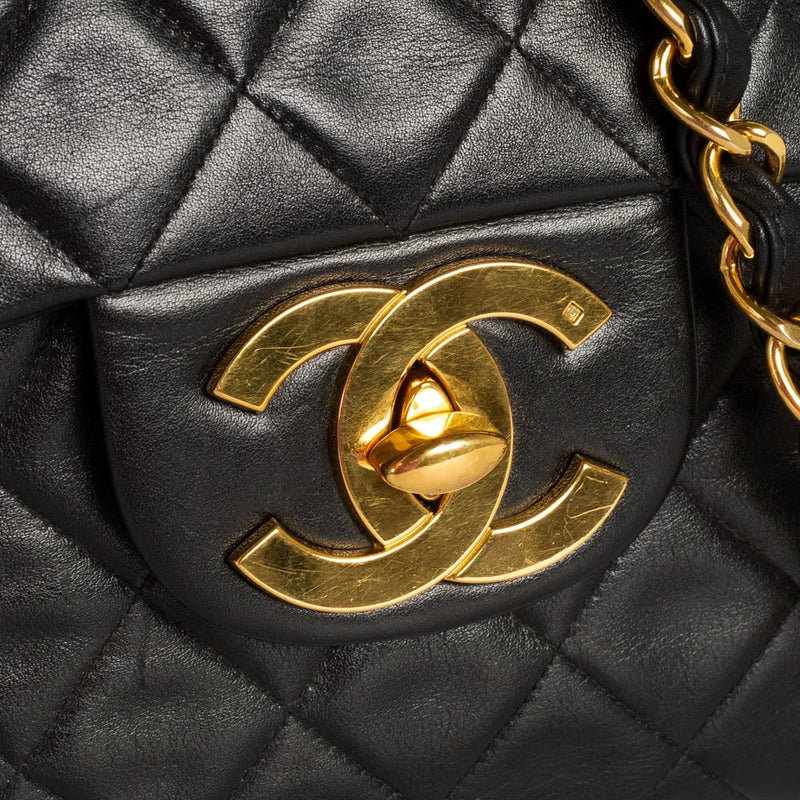 sac de seconde main timeless chanel  en cuir noir défaut 2