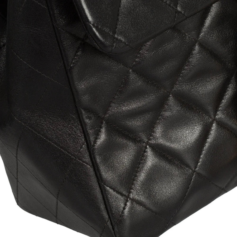 sac de seconde main timeless chanel  en cuir noir défaut 3