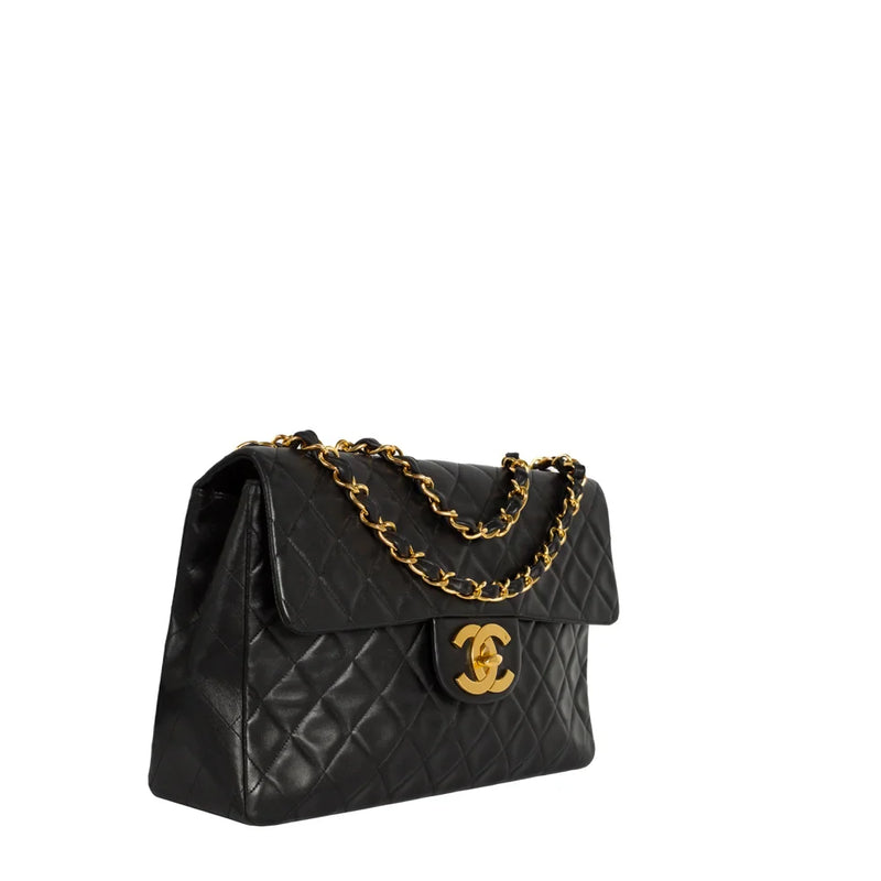 sac de seconde main timeless chanel  en cuir noir côté