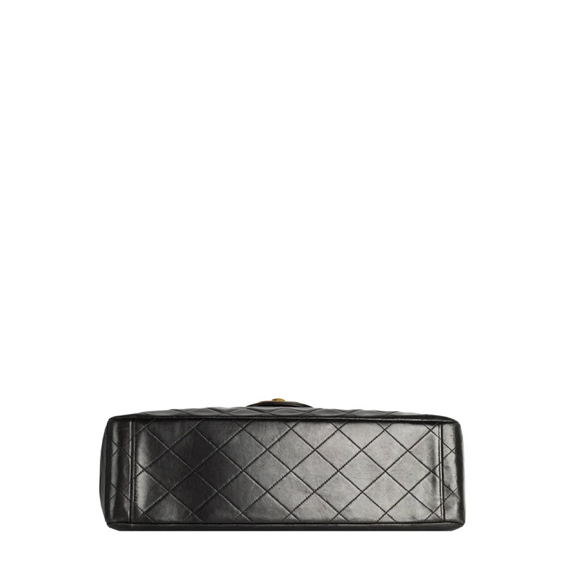 sac de seconde main timeless chanel  en cuir noir bas