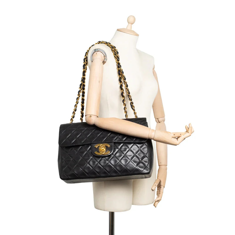 sac de seconde main timeless chanel  en cuir noir porté 1