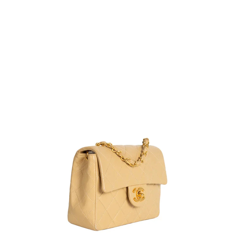 sac de seconde main timeless chanel  en cuir beige  côté