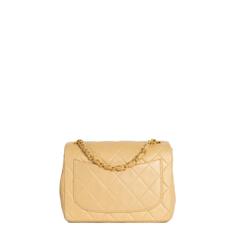 sac de seconde main timeless chanel  en cuir beige  dos