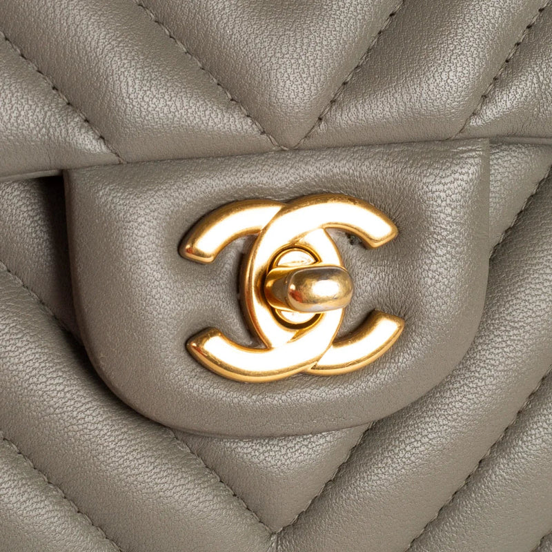 sac de seconde main timeless chanel  en cuir chevron gris défaut 1