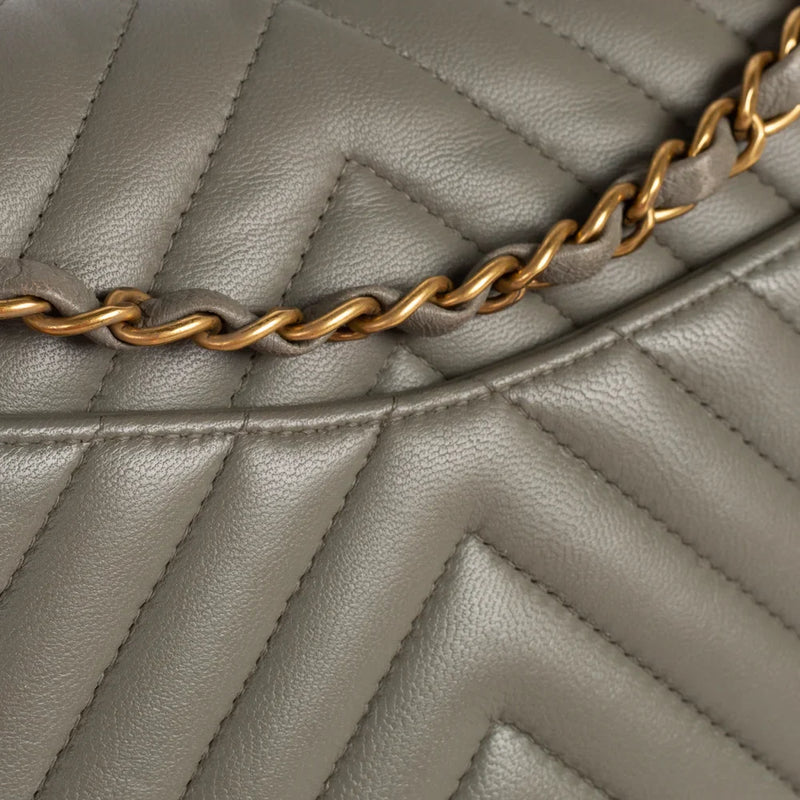 sac de seconde main timeless chanel  en cuir chevron gris défaut 2 