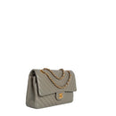 sac de seconde main timeless chanel  en cuir chevron gris côté