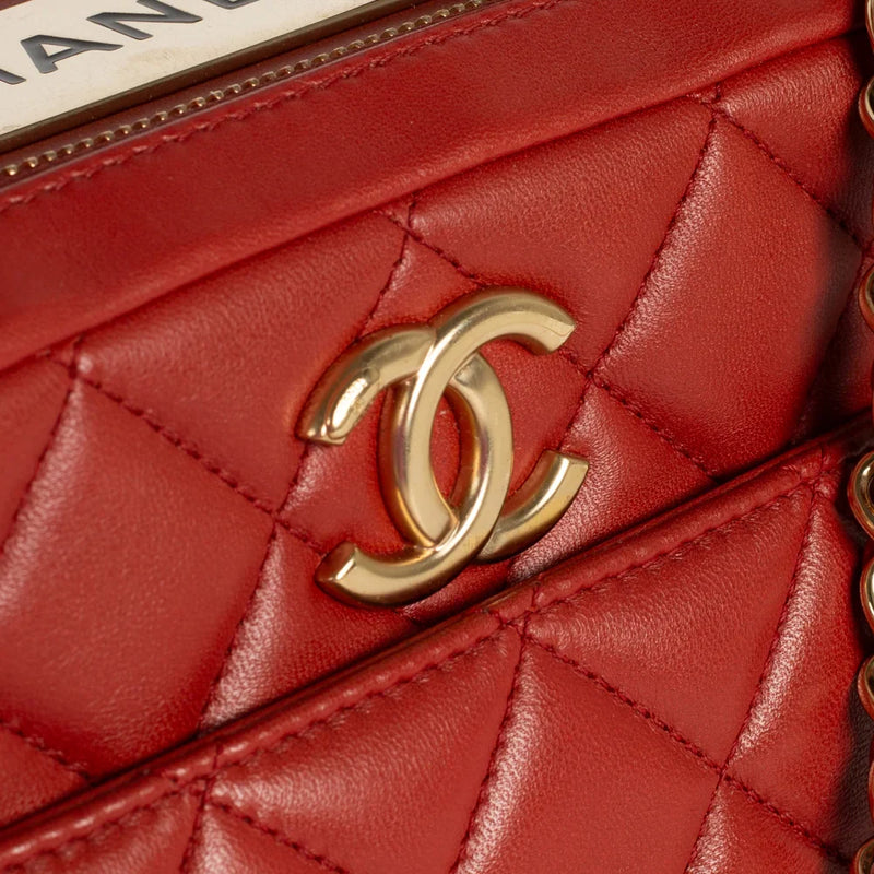 sac de seconde main trendy cc top handle chanel  en cuir rouge  défaut 2