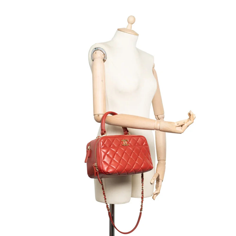 sac de seconde main trendy cc top handle chanel  en cuir rouge  porté 2