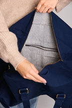 Grande borsa da viaggio Yves blu navy in cotone biologico, fodera a righe