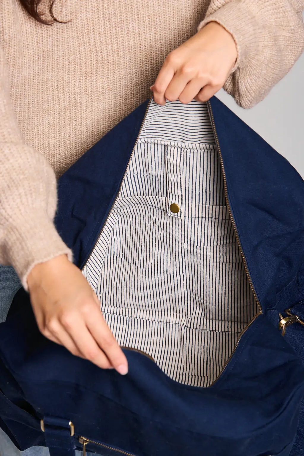 Grande borsa da viaggio Yves blu navy in cotone biologico, tasche interne e fodera con stampa a blocchi