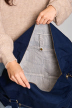 Grande borsa da viaggio Yves blu navy in cotone biologico, tasche interne e fodera con stampa a blocchi