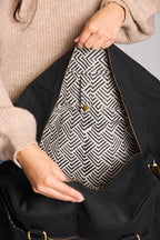 Große Unisex-Reisetasche Yves in Schwarz mit gemustertem Blockprint-Futter