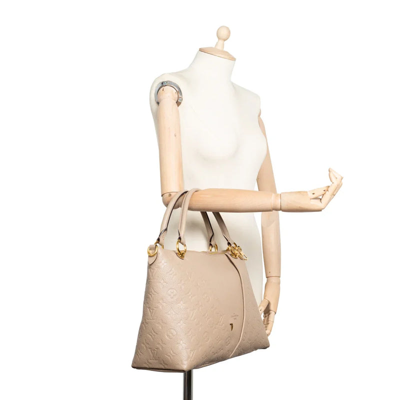 sac de seconde main v tote louis vuitton en cuir beige porté 2