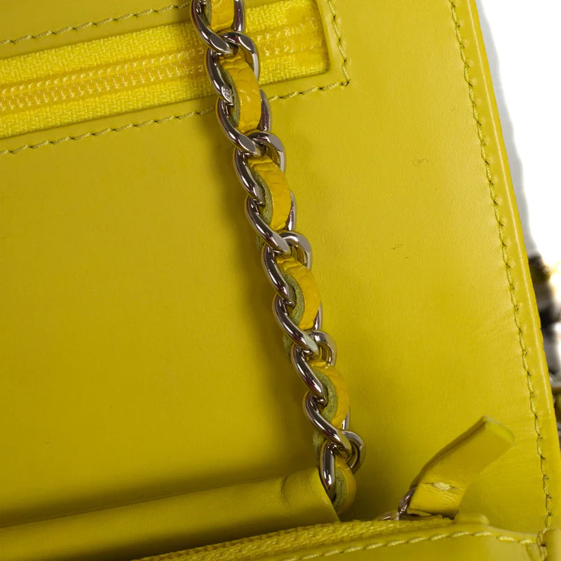 sac de seconde main woc chanel  en cuir jaune défaut 4