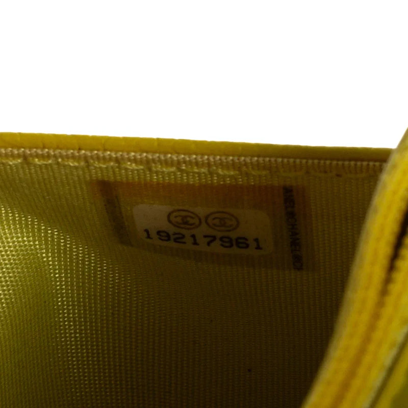 sac de seconde main woc chanel  en cuir jaune numéro de série