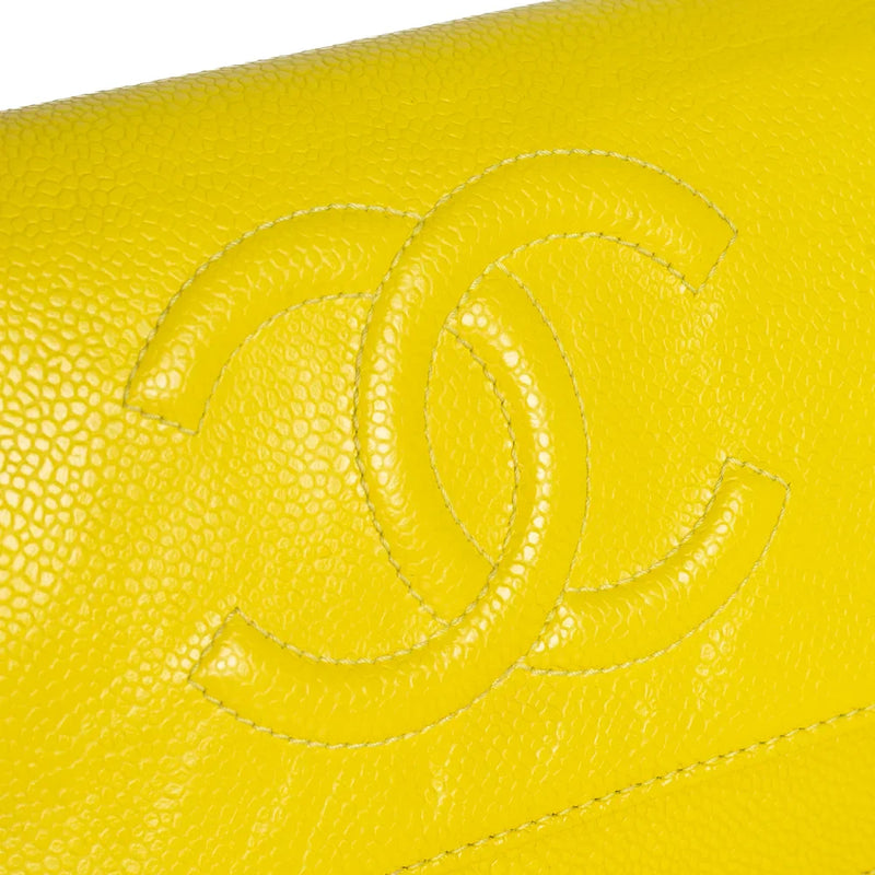 sac de seconde main woc chanel  en cuir jaune défaut 1