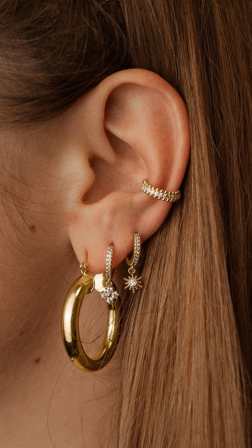 Composition de boucles d'oreilles plaqué or avec pierres zircons