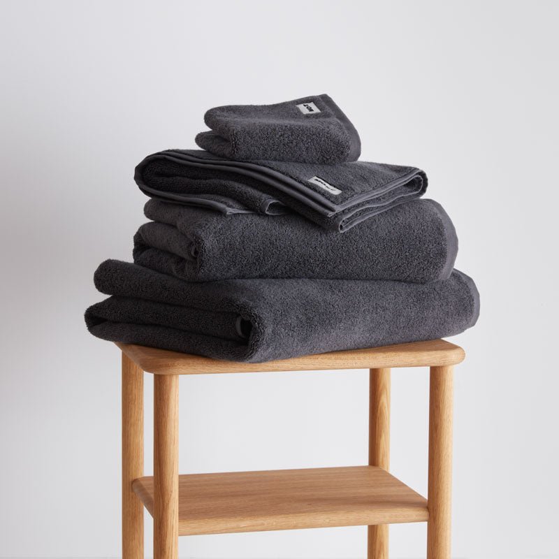serviette de bain eponge gris graphite coton bio portugal 600 grammes