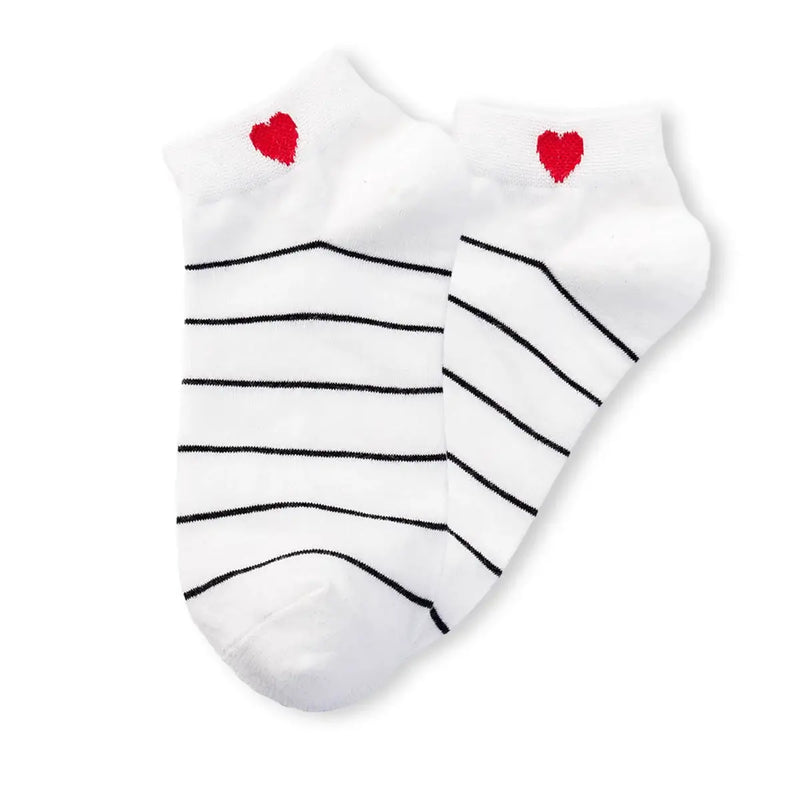 Chaussettes courtes rayées avec petit cœur brodé. Confortables, douces et stylées. Taille unique stretch pour un look romantique et tendance au quotidien.