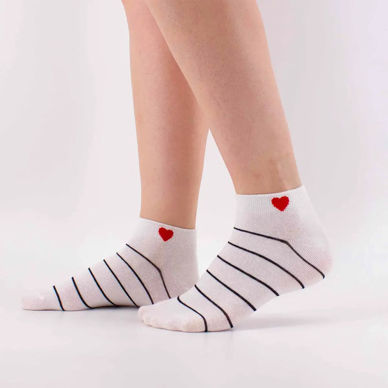 Chaussettes courtes rayées avec petit cœur brodé. Confortables, douces et stylées. Taille unique stretch pour un look romantique et tendance au quotidien.