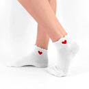 Chaussettes basses unies volantées. Cœur rouge discret, coton doux, noir ou blanc. Confortables, féminines et idéales pour la mi-saison.