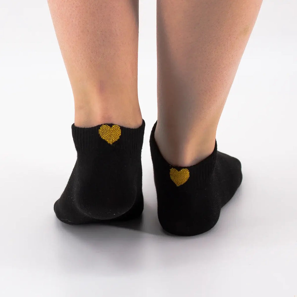 Socquettes noires adultes en coton avec un cœur doré sur l'arrière de la chaussette 