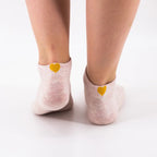 Socquettes roses adultes en coton avec un cœur doré sur l'arrière de la chaussette 