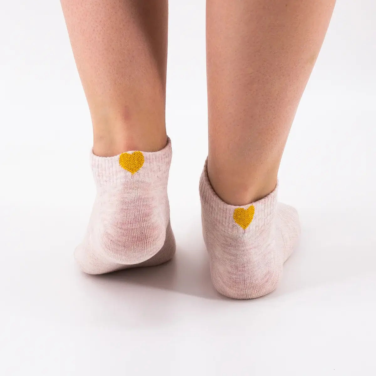 Socquettes roses adultes en coton avec un cœur doré sur l'arrière de la chaussette 