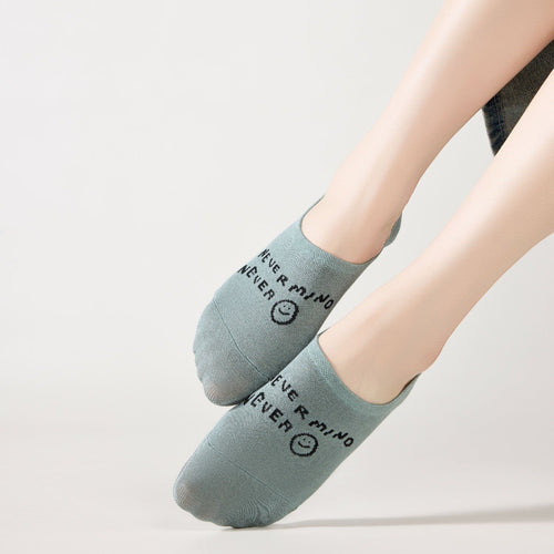 Socquettes invisibles en coton avec motif smiley ou message. Fond noir, blanc ou bleu. Confortables, discrètes et parfaites avec des baskets.