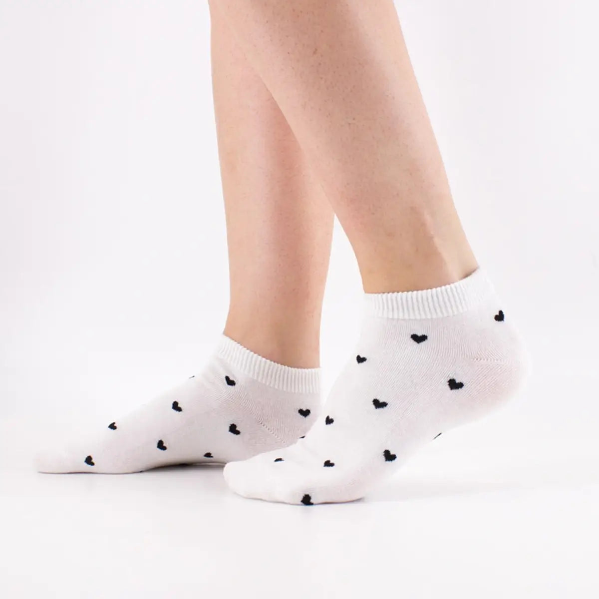 Socquettes petits cœurs. Douces, légères et idéales pour l’été. 3 coloris pour un style romantique et tendance. Existe aussi en version montante.