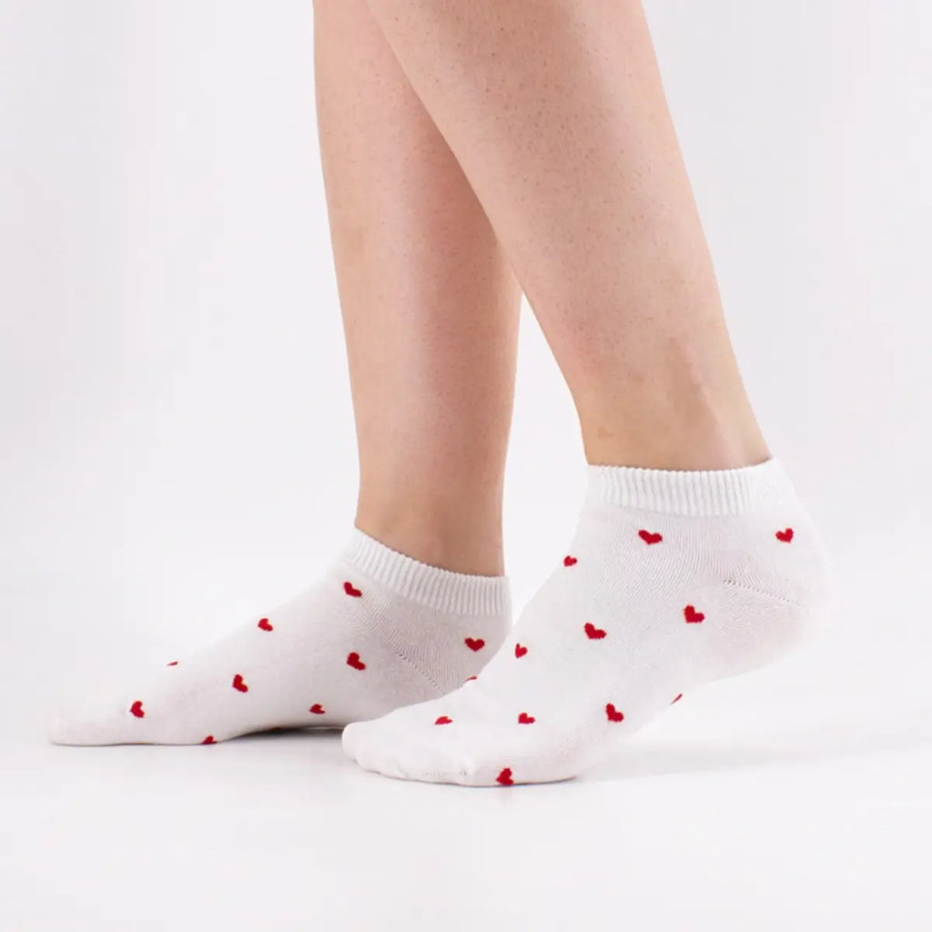 Socquettes petits cœurs. Douces, légères et idéales pour l’été. 3 coloris pour un style romantique et tendance. Existe aussi en version montante.