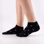 Socquettes petits cœurs. Douces, légères et idéales pour l’été. 3 coloris pour un style romantique et tendance. Existe aussi en version montante.