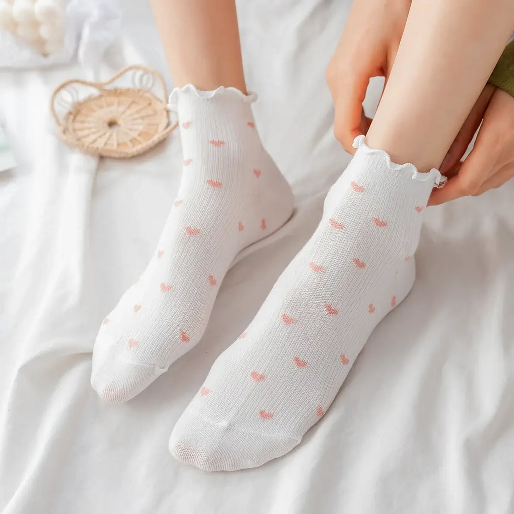 Chaussettes mi-hautes imprimé cœur avec bord dentelle. Confortables, féminines et élégantes. 5 coloris pour un style raffiné au quotidien.