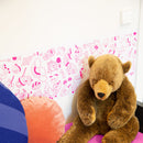 Papier adhésif coloriable OMY Dreamland décorant une chambre d’enfant avec peluches, parfait pour une ambiance ludique et personnalisée.