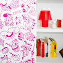 Décoration murale repositionnable OMY Stick-it Dreamland appliquée verticalement sur un meuble blanc, avec motifs arc-en-ciel, licornes et sucreries.