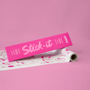 Rouleau de papier adhésif OMY Stick-it Dreamland avec illustrations licornes et sirènes sur fond rose, idéal pour décorer les meubles et murs des chambres d’enfants.