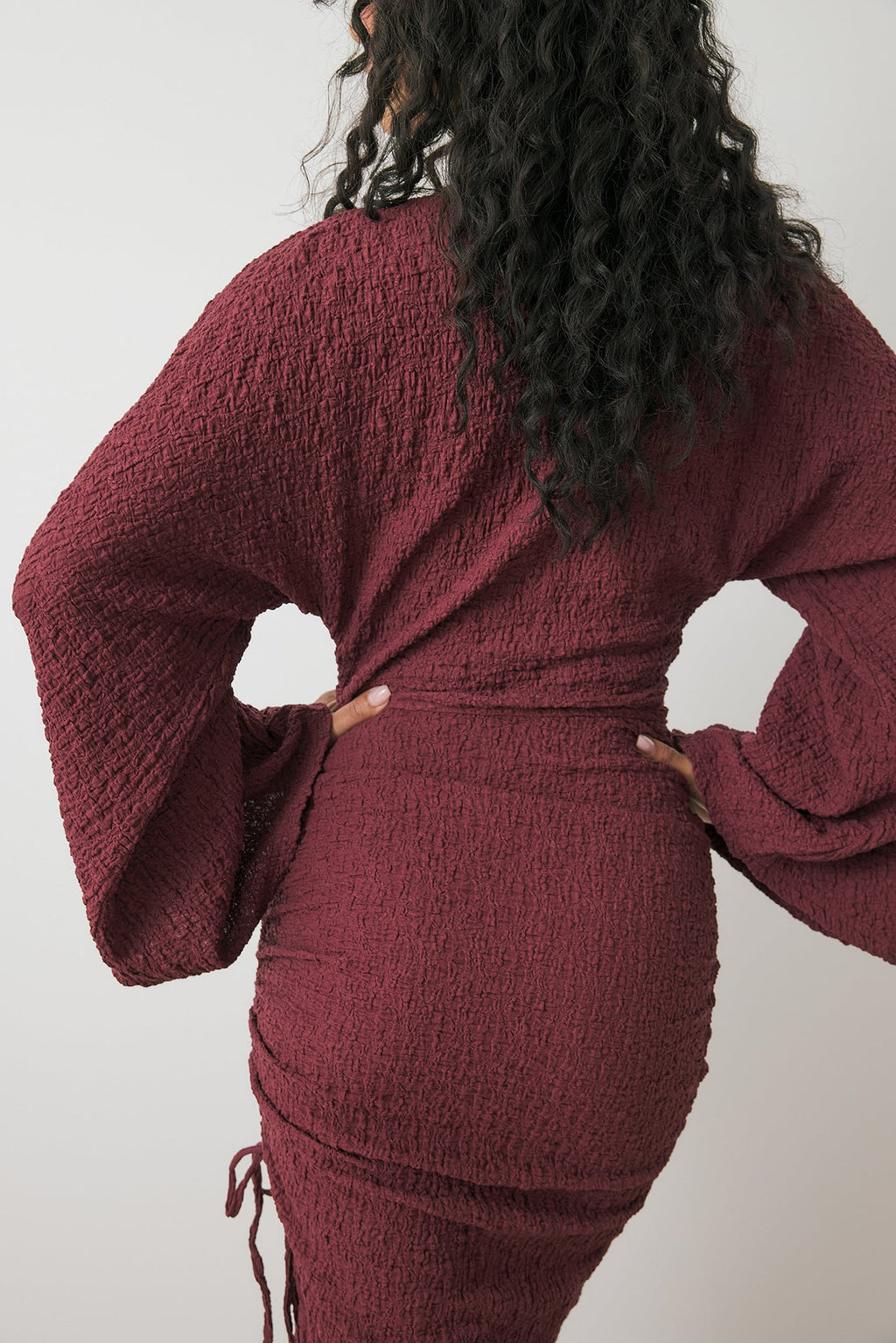 Vestido Largo Estructurado Con Cordones Burdeos