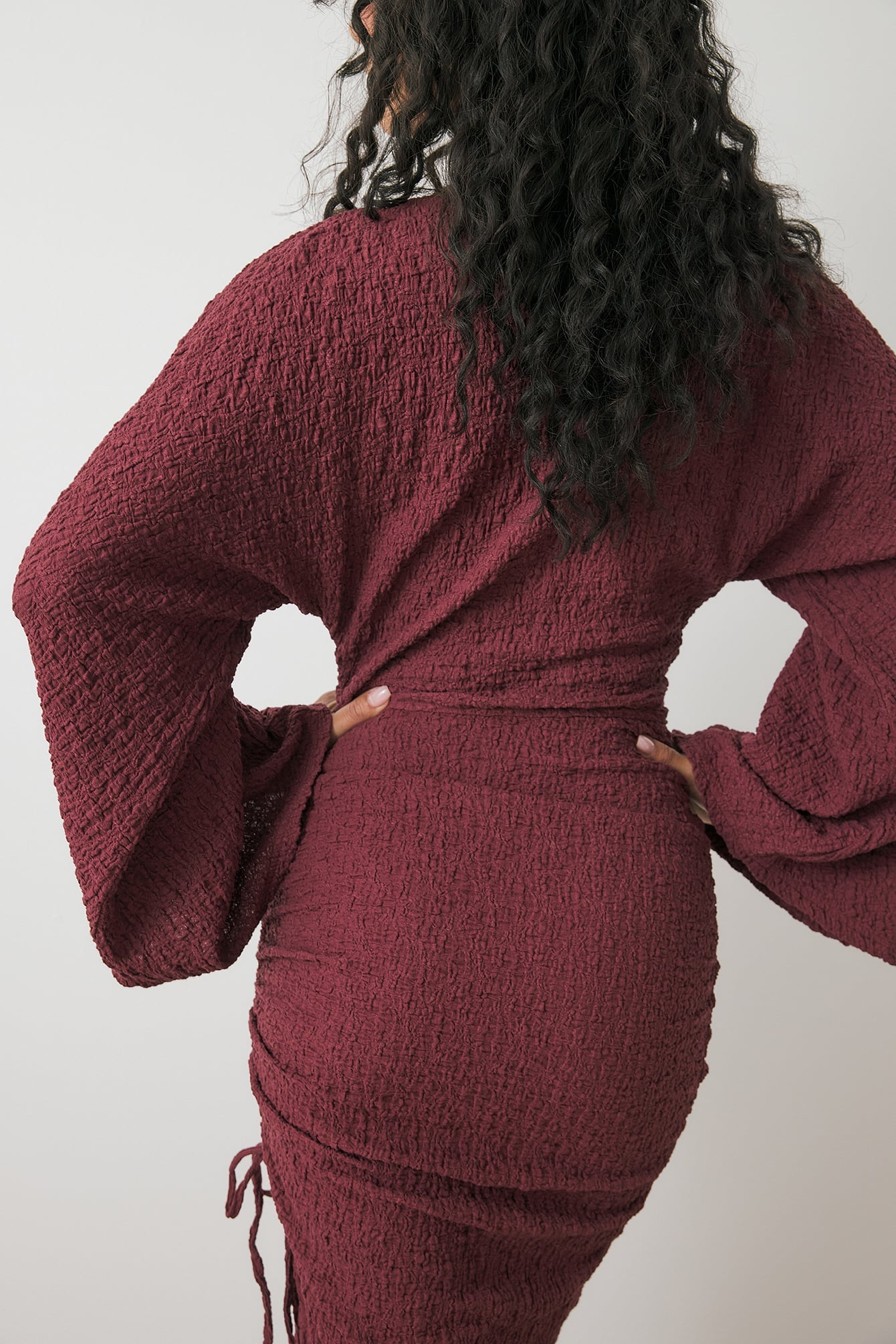 Vestido Largo Estructurado Con Cordones Burdeos