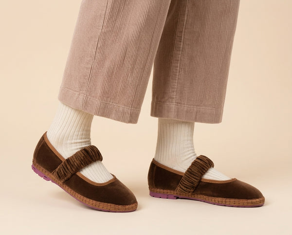 Flabelus Mafalda Yoki Marron flats. Brown shoes on feet.